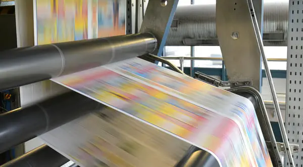 Auf diesem Bild sehen Sie, wie eine Zeitung gedruckt wird. - Druckkompetenz